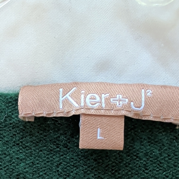 Dark green cashmere sweater with black lace-like print - Picture 2 of 6